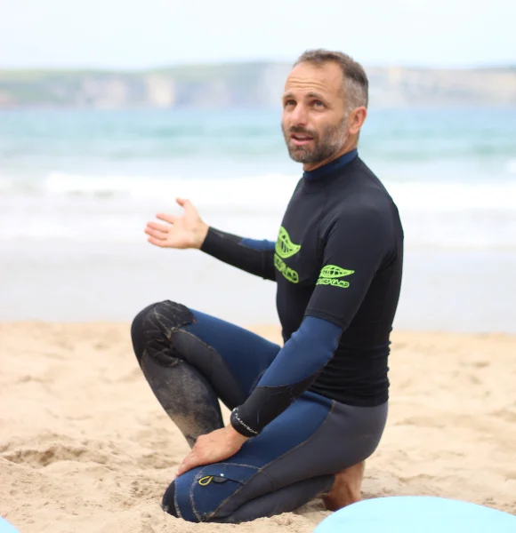 Pablo Ruiz, fundador de Bio Surf Camp, surfeando en Suances